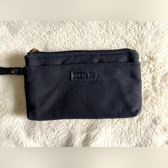 ROOTS WRISTLET - Picture 1 of 4